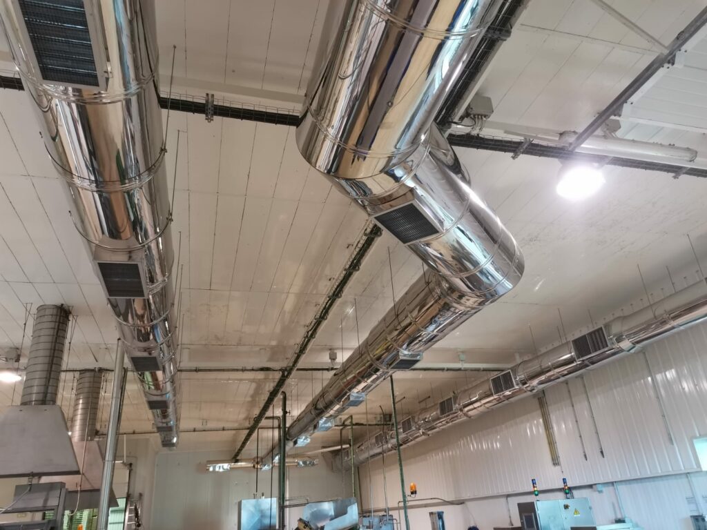 ¿Por qué son importantes los conductos de ventilación en las instalaciones y espacios interiores?